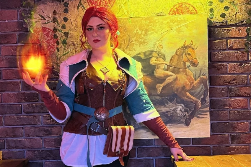 Кавер-исполнительница предстала в образе Трисс Меригольд из «Ведьмака 3»